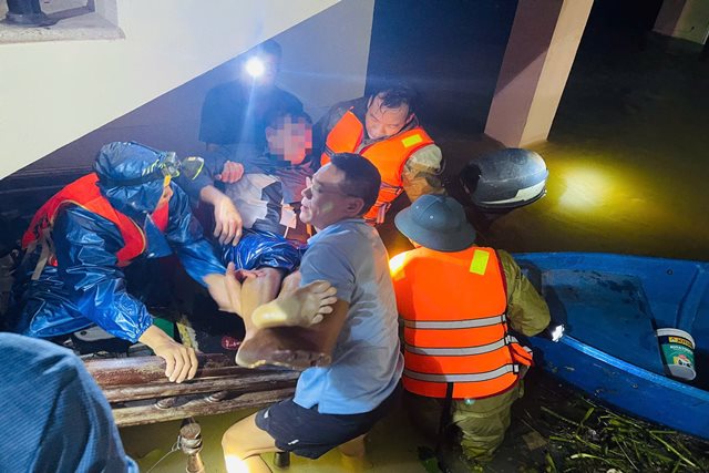 Cứu 2 người đi bắt chim bị nước lũ cuốn trôi ở Huế